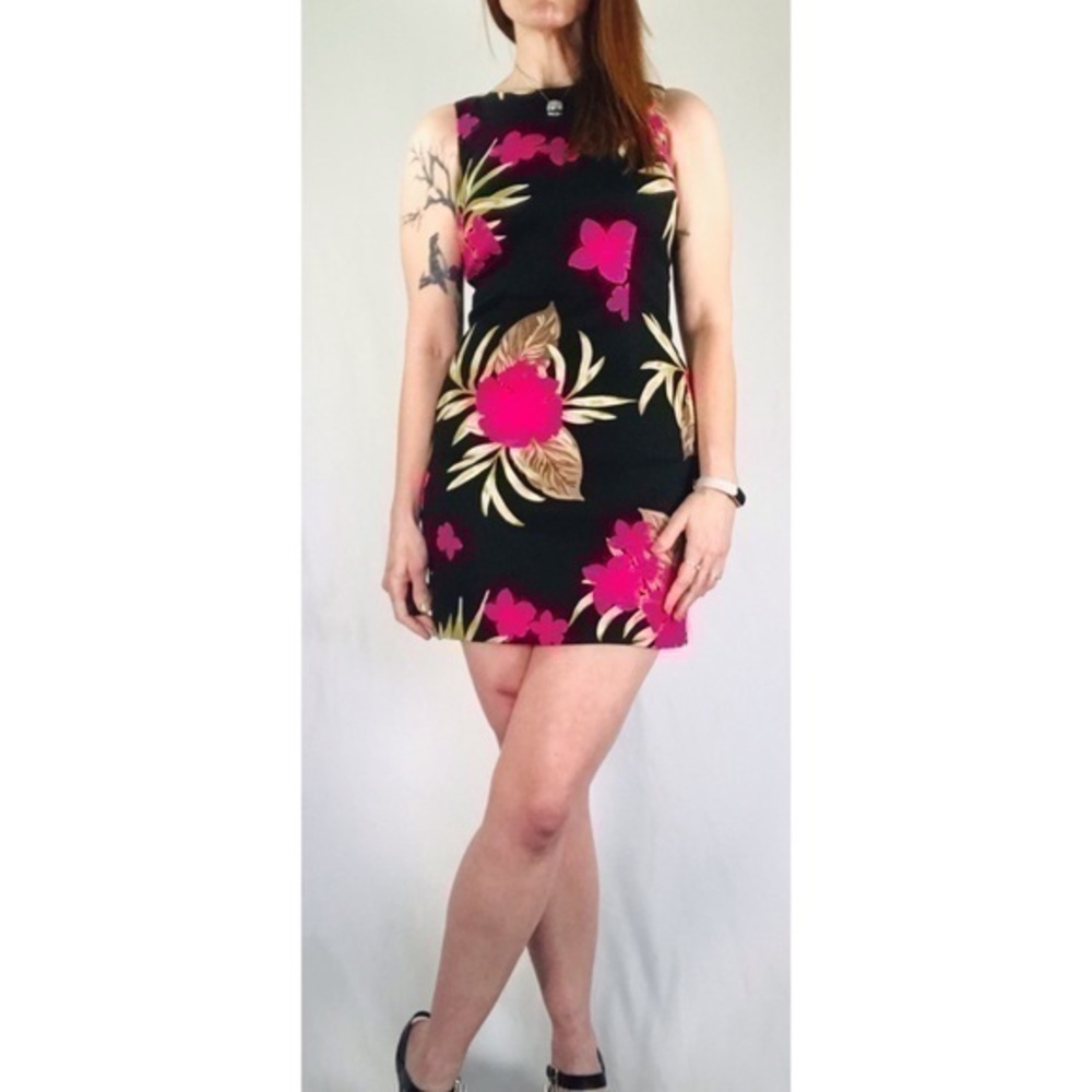 90’s Vintage ‘I.N. Studio’ Black Hawaiian Floral Sleeveless Sheath Mini Dress